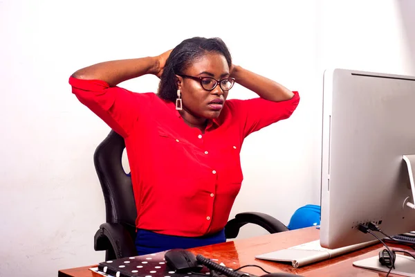 Urocza Bizneswoman Okularach Siedząca Przy Biurku Przed Komputerem Rękami Głowie — Zdjęcie stockowe