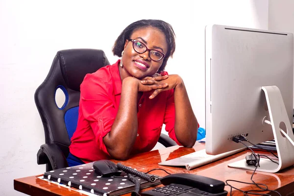 Una Encantadora Mujer Negocios Gafas Sentada Escritorio Frente Computadora Portátil —  Fotos de Stock