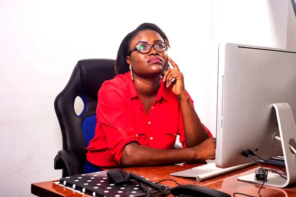 Una Encantadora Mujer Negocios Con Gafas Sentada Escritorio Frente Computadora —  Fotos de Stock