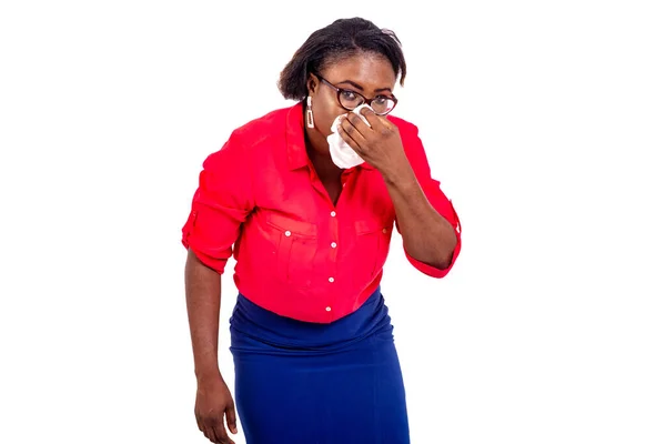 Retrato Una Joven Empresaria Con Gripe Usando Gafas Ópticas Estornudando — Foto de Stock