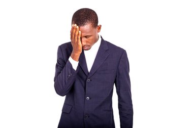 Beyaz arka planda duran ceketli yakışıklı iş adamı.