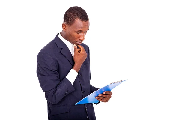 Όμορφος Επιχειρηματίας Σακάκι Στέκεται Λευκό Φόντο Σκέφτεται Κρατώντας Ένα Σημειωματάριο — Φωτογραφία Αρχείου
