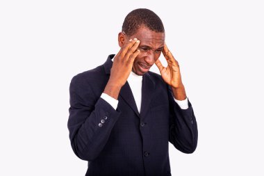 Beyaz arka planda duran ceketli yakışıklı bir işadamı.