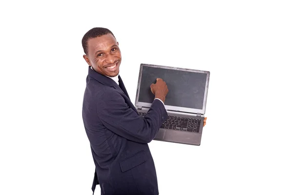 Счастливый Взрослый Бизнесмен Держит Показывает Пальцем Экран Ноутбука Улыбается Камеру — стоковое фото