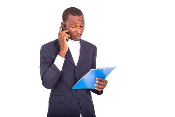 Красивый Бизнесмен Пиджаке Стоящий Белом Фоне Разговаривающий Мобильному Телефону Блокнотом — стоковое фото