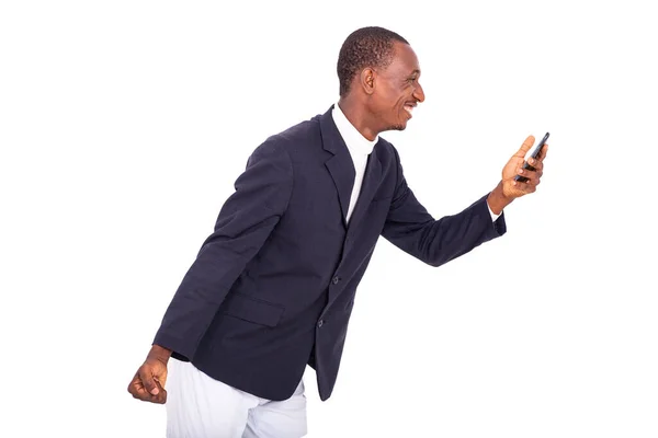 Гарний Бізнесмен Куртці Стоїть Білому Тлі Дивлячись Мобільний Телефон Сміється — стокове фото