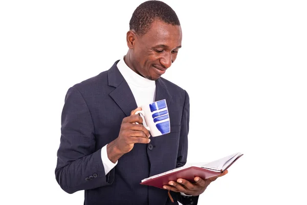 Przystojny Biznesmen Kurtce Stojący Białym Tle Trzymający Filiżankę Kawy Czytający — Zdjęcie stockowe