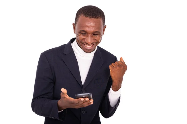 Красивый Бизнесмен Пиджаке Стоящий Белом Фоне Смеющийся Над Телефоном — стоковое фото