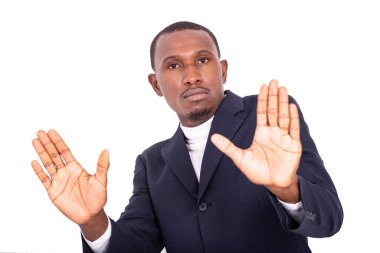 Yetişkin iş adamı iki elini de gösterip kameranın önünde dur..