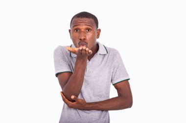 İzole edilmiş beyaz bir arka planda duran genç bir iş adamının portresi..