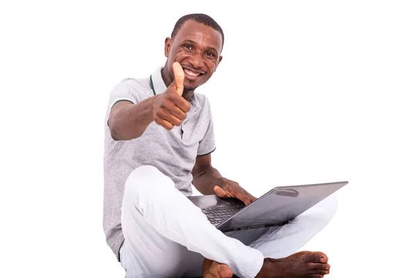 Junger Mann Hält Einen Laptop Auf Dem Boden Und Zeigt — Stockfoto