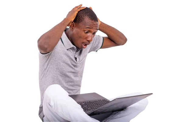 Jovem Homem Frustrado Com Boca Aberta Olhando Para Laptop Sentado — Fotografia de Stock