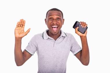 İçerideki genç adam mutlu görünüyor, ağzı açık ve ellerini kaldırıyor..