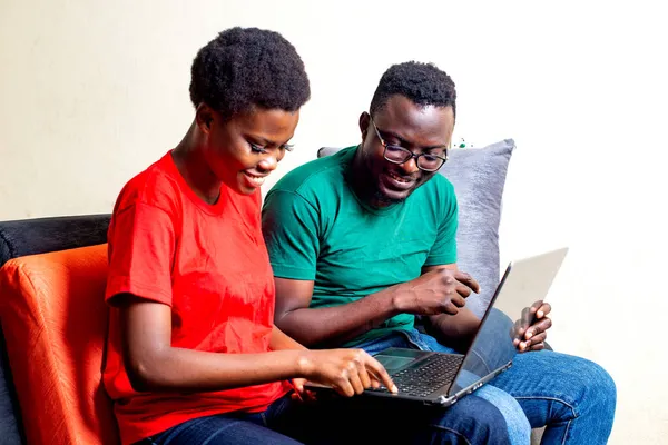 Belo Jovem Casal Sentado Juntos Sofá Casa Usando Laptop Enquanto — Fotografia de Stock