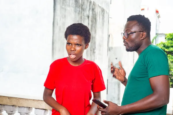 Encantador Lindo Jovem Casal Afro Americano Conversando Juntos Varanda Casa — Fotografia de Stock