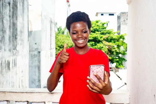 Schöne Junge Mädchen Trägt Rotes Shirt Glücklich Zeigt Ihren Daumen — Stockfoto