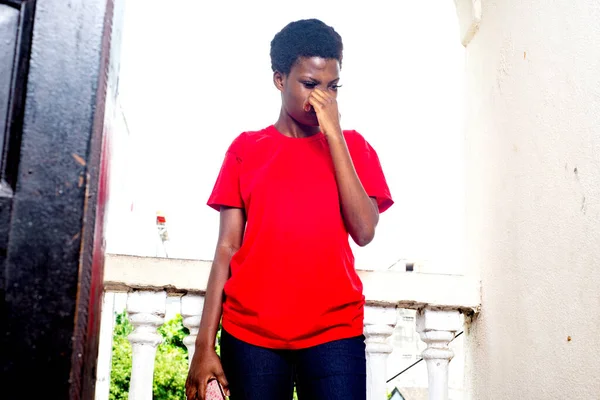 Joven Hermosa Chica Vistiendo Tranquila Camiseta Roja Pie Balcón Casa — Foto de Stock