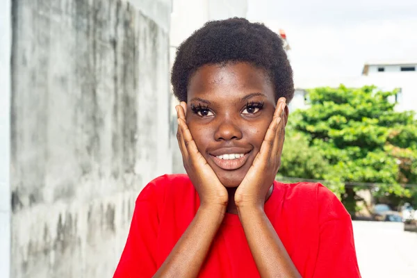 Hermosa Hermosa Joven Pie Balcón Casa Con Una Camiseta Roja — Foto de Stock