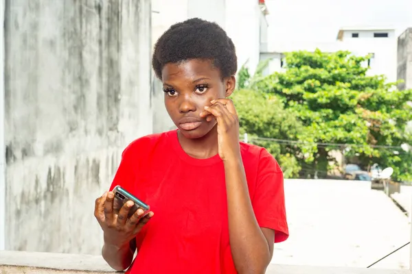 Hermosa Joven Pie Balcón Casa Con Una Camiseta Roja Con — Foto de Stock