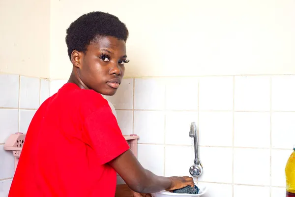 Bela Menina Perto Torneira Fazendo Pratos Cozinha — Fotografia de Stock