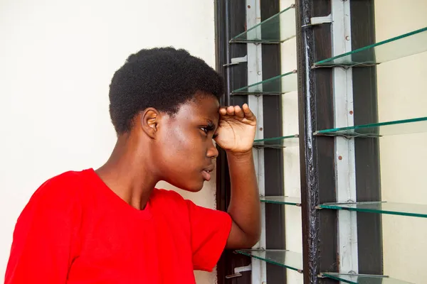 Kırmızı Tişörtlü Genç Güzel Bir Kız Evde Dikilip Pencereden Dışarı — Stok fotoğraf