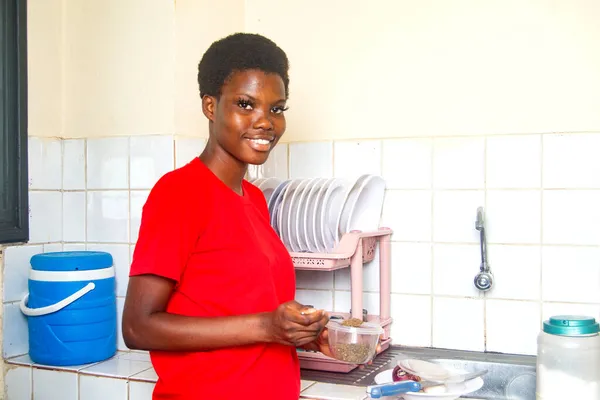 Jovem Menina Bonita Shirt Vermelha Cozinha Mostrando Quiabo Olhando Para — Fotografia de Stock