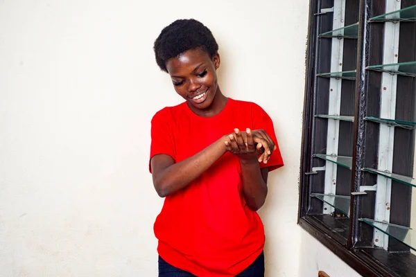 Jovem Bela Mulher Vermelho Shirt Casa Olhando Para Braço Sorrindo — Fotografia de Stock