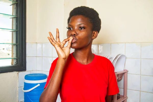 Uma Bela Jovem Mulher Uma Camiseta Vermelha Cozinha Mostrando Gesto — Fotografia de Stock