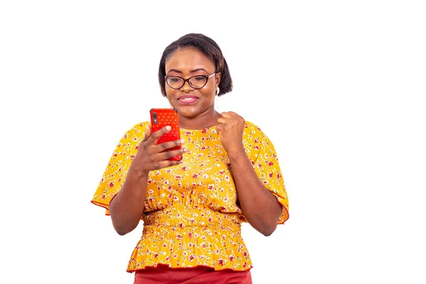 Красивая Деловая Женщина Очках Стоящая Белом Фоне Общающаяся Мобильному Телефону — стоковое фото