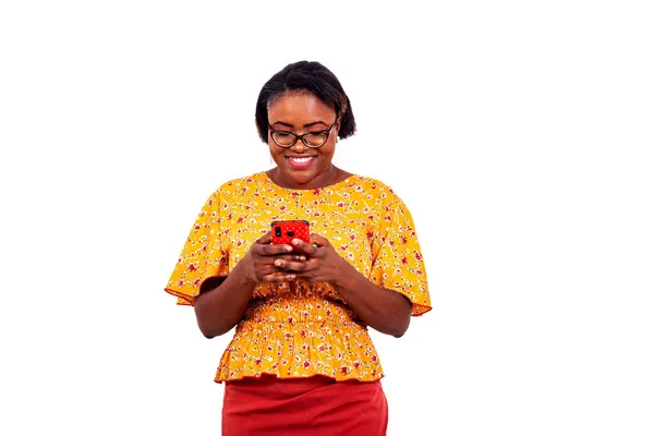 Красивая Деловая Женщина Очках Стоящая Белом Фоне Смеющаяся Над Телефоном — стоковое фото