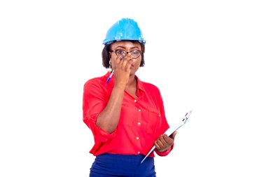 Güzel bayan mühendis mavi güvenlik kaskı takıyor ve panoya ne yazacağını düşünüyor..