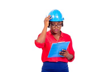 Güzel bayan mühendis mavi kaskla panoda notlar okuyor..