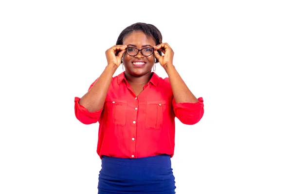 Портрет Красивой Молодой Предпринимательницы Смотрящей Свои Оптические Очки Улыбающейся — стоковое фото