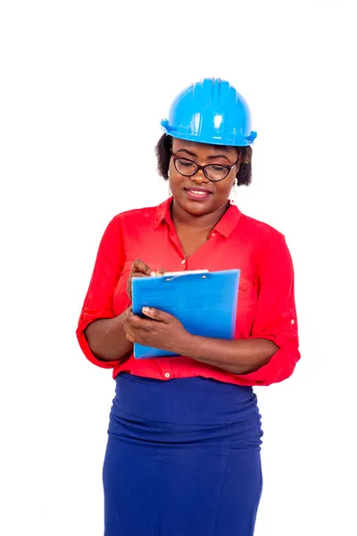 Retrato Uma Bela Engenheira Vestindo Capacete Segurança Azul Escrevendo Para — Fotografia de Stock