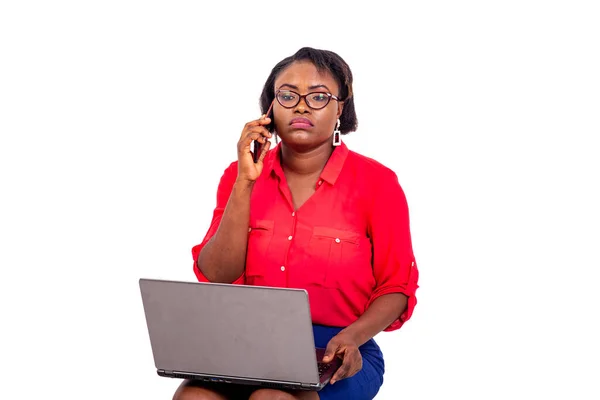 Retrato Uma Bela Jovem Mulher Negócios Sentado Falando Telefone Celular — Fotografia de Stock