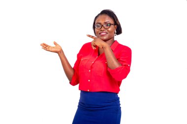 Optik gözlük takan genç ve güzel bir kadının portresi ve avucundaki boş boşluğu göstererek gülümsemesi..