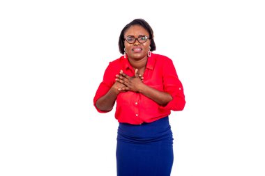 Optik gözlük takan ve göğüs ağrısı çeken genç bir iş kadınının portresi..