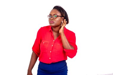 Optik gözlük takan ve eli kulağında dedikoduları dinleyen meraklı bir iş kadınının portresi..