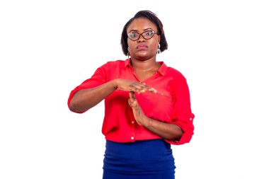 Optik gözlük takan genç bir iş kadınının portresi ve elleriyle bir mola hareketi gösteriyor..