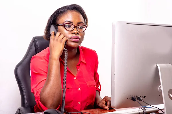 Hermosa Mujer Negocios Adulta Con Gafas Ópticas Sentado Escritorio Hablando —  Fotos de Stock