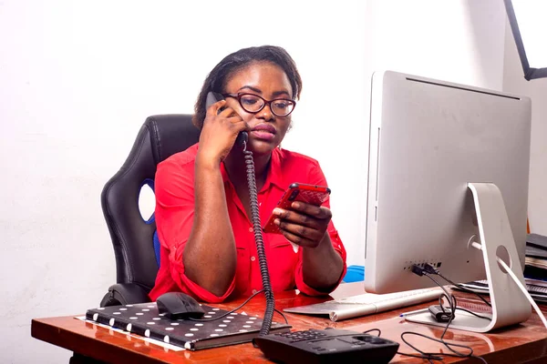 Una Encantadora Mujer Negocios Con Gafas Sentada Escritorio Hablando Por —  Fotos de Stock