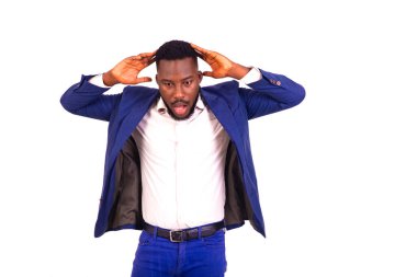 Zarif bir takım elbise giyen yakışıklı bir iş adamının portresi. Şaşırmış ve iki elini de kafasında tutuyor..