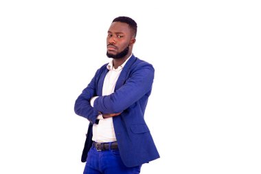 Zarif bir takım elbise giyen ve kollarını kavuşturan yakışıklı, ciddi bir iş adamının portresi..