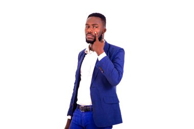 Zarif bir takım elbise giyen ve göz ucuyla işaret eden yakışıklı bir iş adamının portresi.