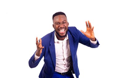 Yakışıklı, mutlu, genç bir iş adamının portresi. Zarif bir takım elbise giymiş ve gülümserken el kol hareketi yapıyor..