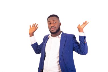 Yakışıklı, belirsiz bir iş adamının portresi şık bir takım elbise giymiş ve ellerini kaldırmış..