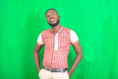 İki elini cebine koyup bir şeyler düşünen yakışıklı bir gencin portresi..