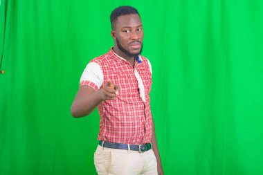 Parmakla işaret eden yakışıklı bir gencin portresi..