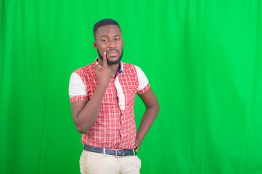 Yakışıklı, endişeli bir gencin portresi bir şeyler düşünüyor..