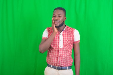 Diş ağrısından muzdarip, el ele tutuşan yakışıklı bir gencin portresi..